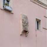 Sulla facciata si trova addirittura una caditoia in pietra: elemento architettonico tipico delle costruzioni difensive...